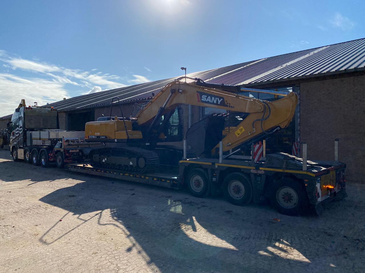 Transport d'engins de chantier sur remorque